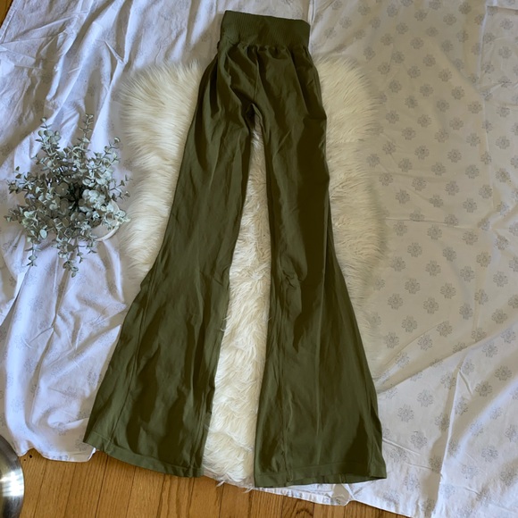 NEW Free People FP Movement Moss Green Good Karma Flare Leggings XS/Small - Picture 3 of 6